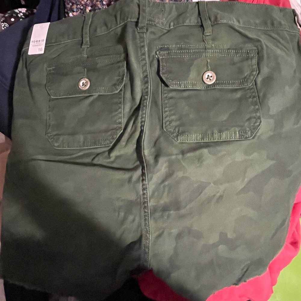 Torrid NWT camo embroidered flower shorts sz16